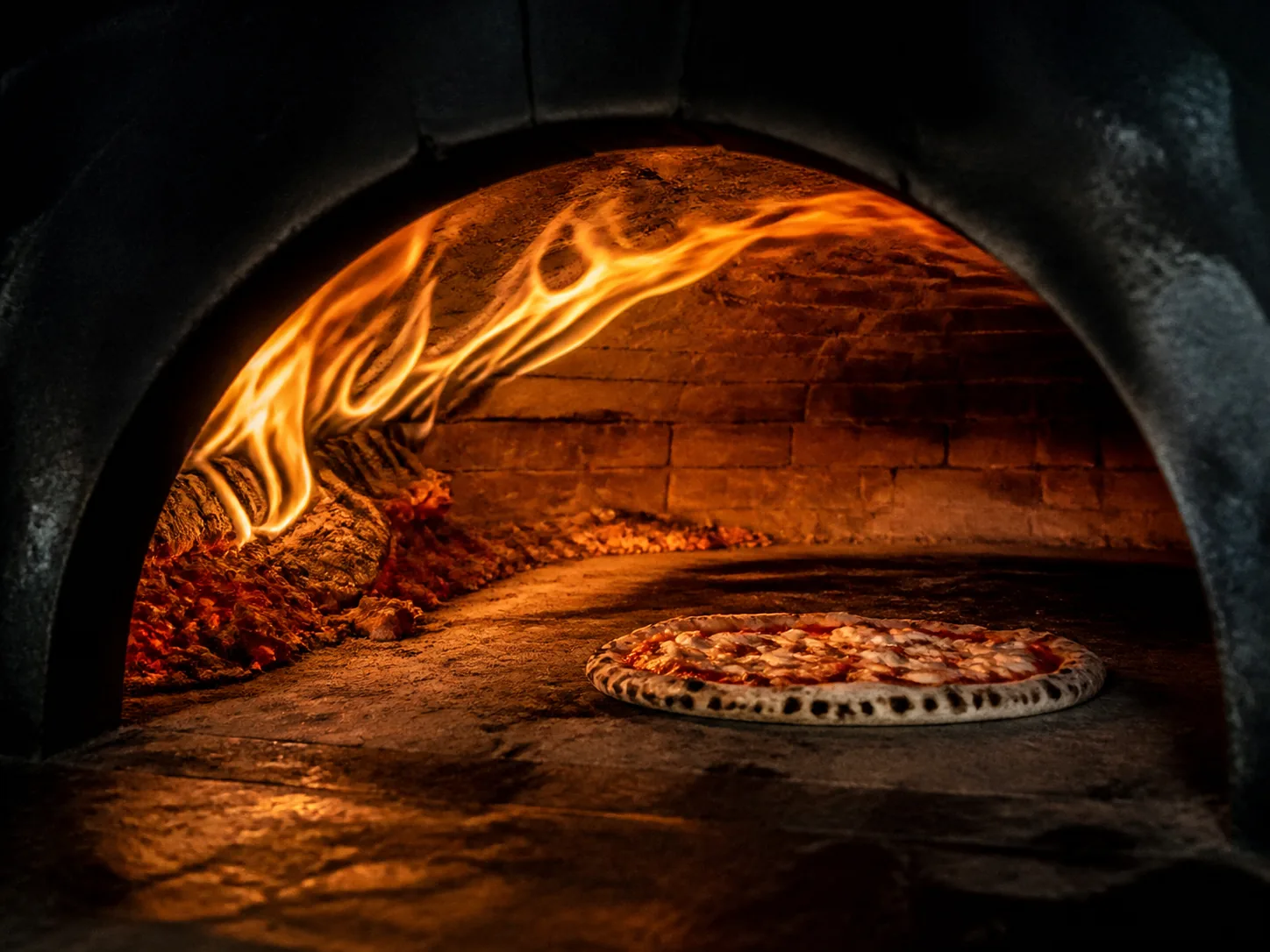 Pizza piekąca się w rozgrzanym piecu